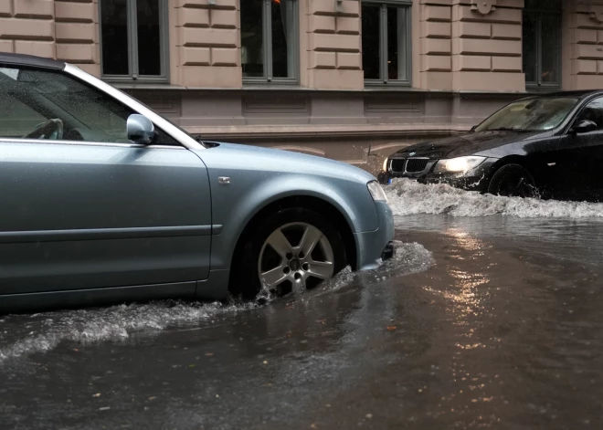 Kad auto šūpo kā laivu: vai Rīgā kaut kas tiek darīts ar lietū applūstošajām ielām?