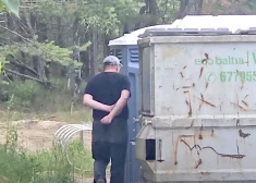 VIDEO: Vecāķos aizturēts kāds lūriķis, kurš caur biotualešu spraugām vēroja sievietes