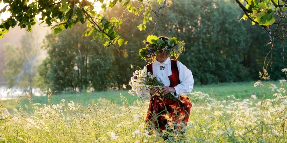 Zāļu sieva vērš uzmanību, ka vēlmes jāformulē precīzi. Lai rosinātu uz pārdomām, viņa dalās ar stāstu no pašas dzīves. Pirms daudziem gadiem pirts rituālā viņa izteikusi vēlmi pēc vīrieša savā dzīvē. Taču nav noformulējusi, vai grib vīru, mīļāko, draugu, ceļabiedru... 