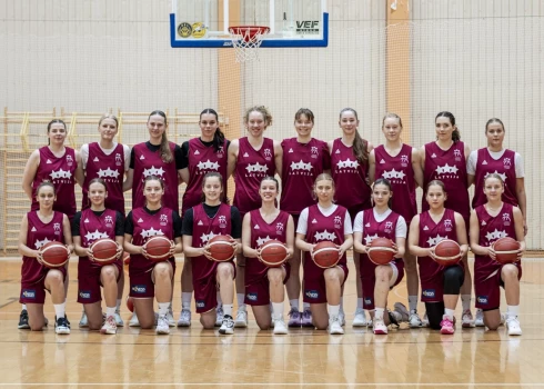 Latvijas sieviešu U-20 basketbola izlases kandidātes.