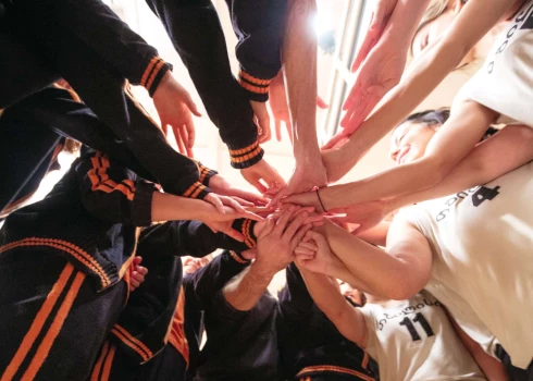 VIDEO: sporta līdzjutējus aicina  "sadoties" rokās un dot spēka vārdus Latvijas basketbola izlasei