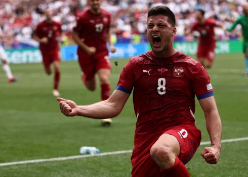 Serbs Luka Jovičs līksmo pēc kompensācijas laikā gūtajiem vārtiem