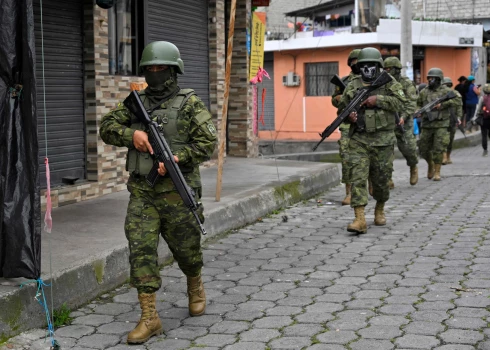 Nošauts cietuma priekšnieks, ieslodzītie izrok tuneli, pastāvīgie nemieri cietumos — Ekvadoras prezidents ierosina uzcelt cietumu Antarktīdā