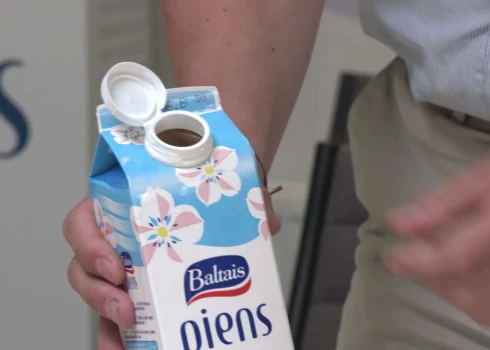 Миссия невыполнима! Из-за новых пробок покупатели не могут открыть упаковку молока