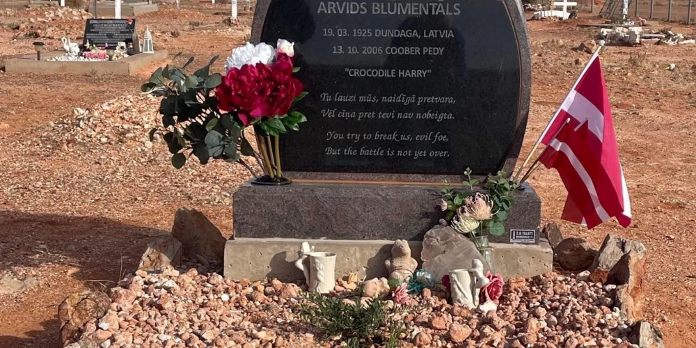 "Krokodilu Harija" Arvīda Blūmentāla kapakmens (foto: Arvis Strēlnieks)