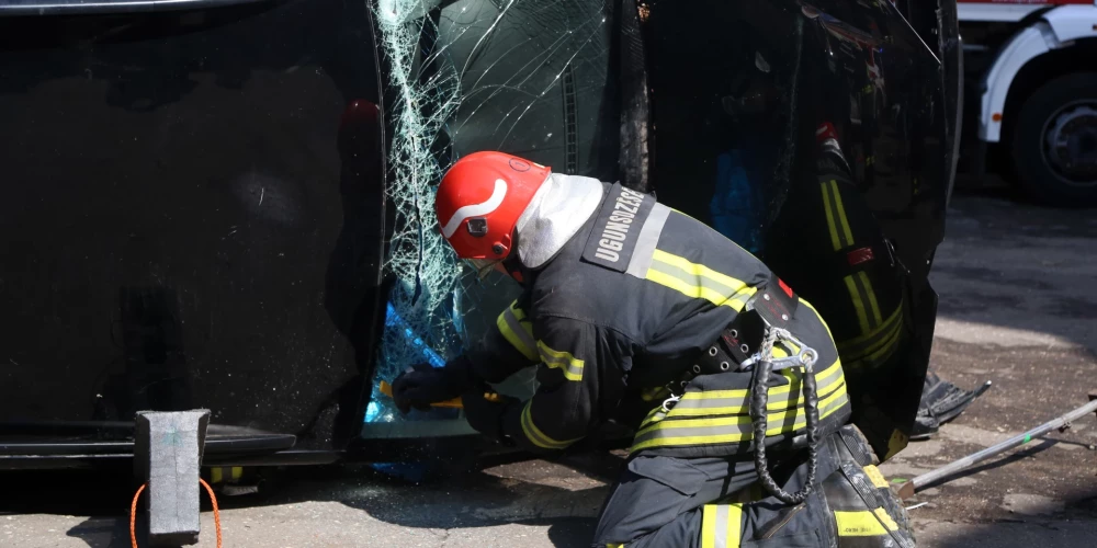 Пожарные достали тело погибшего из транспортного средства с помощью гидравлических инструментов.