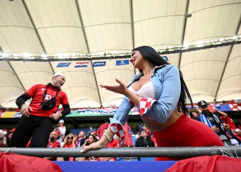 Modele un horvātu futbola fane Ivana Knolla pozē līdzjutējiem 2024. gada 19. jūnijā.