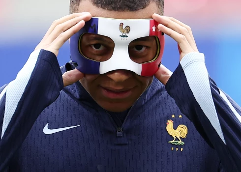 Kiliana Mbapē sejas maska ir tiešām ar ļoti elegantu krāsojumu, tomēr tā neatbilst UEFA noteikumiem.