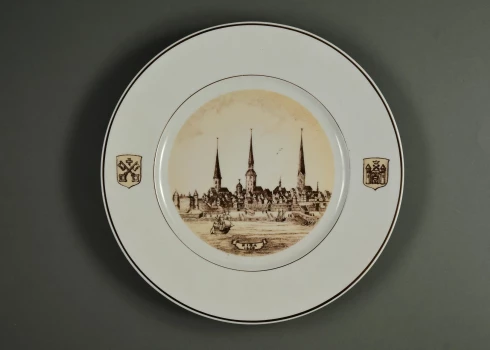 Rīgas Jesena porcelāna rūpnīcas dāvātais šķīvis Ģenerālkomisariāta Galvenās nodaļas juristam Karlam Simmam 1943. gada 1. jūlijā.