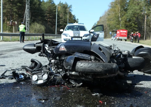 Gadā dzīvību zaudē viens līdz trīs motociklisti un  vairāki desmiti gūst ievainojumus, ne vienmēr savas vainas dēļ.