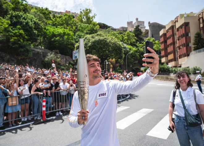 "Esmu ļoti lepns": olimpisko lāpas stafeti Monako pārņem "Ferrari" pilots Šarls Leklērs