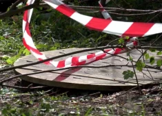 Мужчина упал в канализационную шахту в Риге - свидетелями спасательных работ стали почти все жители района