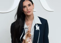 Деми Мур снова пришла на модный показ в Париже с крошечной собачкой - ее за это уже критиковали