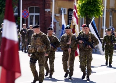 ФОТО: в Цесисе прошел военный парад НВС, посвященный 105-летию Цесисской битвы