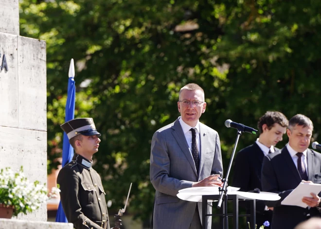 Latvijas Valsts prezidents Edgars Rinkēvičs piedalās Cēsu kauju 105.gadadienai veltītajā Nacionālo bruņoto spēku militārajā parādē Vienības laukumā.