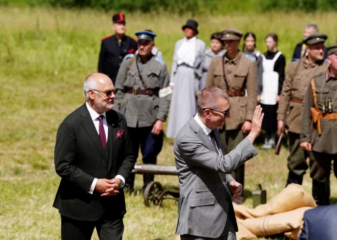 FOTO: prezidentu Rinkēviča un Karisa acu priekšā rekonstruē vēsturisko uzvaru Cēsu kaujā