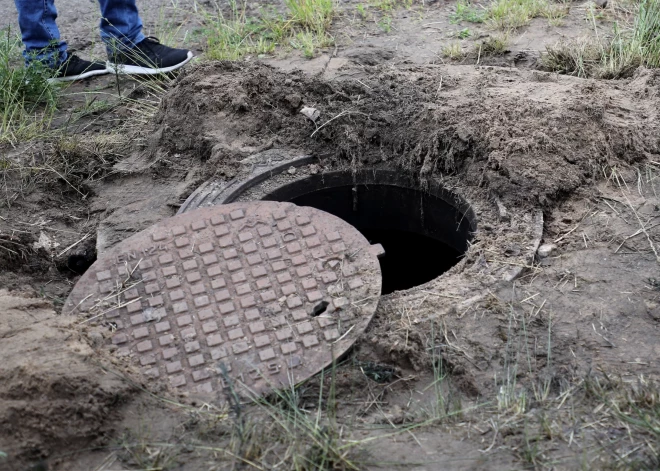 Rīgā vīrietis neskaidros apstākļos nonāk kanalizācijas šahtā; vietējie iedzīvotāji ar interesi vēro glābšanu