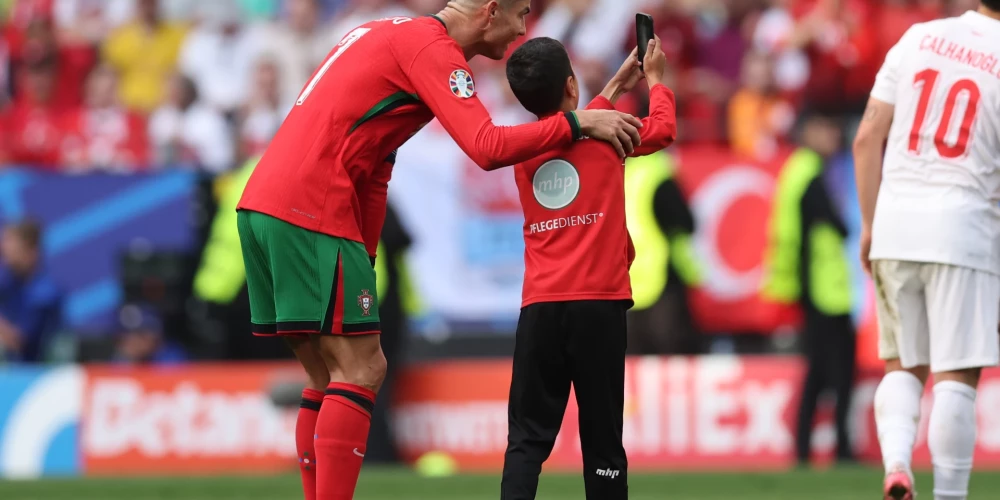 Nekas nav ļaunāks par selfiju un drošības fiasko: stadiona apsardzes darbinieks savaino portugāļu futbola zvaigzni