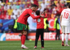 Nekas nav ļaunāks par selfiju un drošības fiasko: stadiona apsardzes darbinieks savaino portugāļu futbola zvaigzni