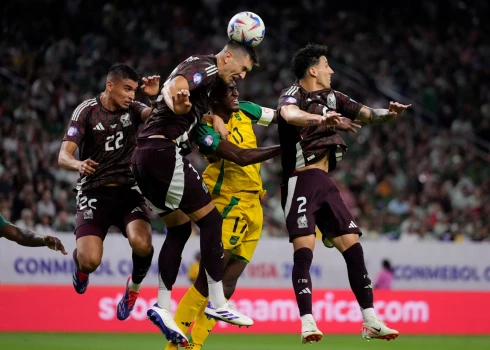 Meksikai un Venecuēlai uzvaras "Copa America" mačos