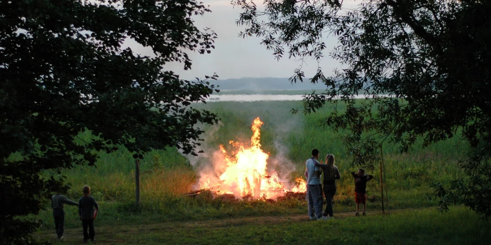 Līgo vakara ugunskurs.