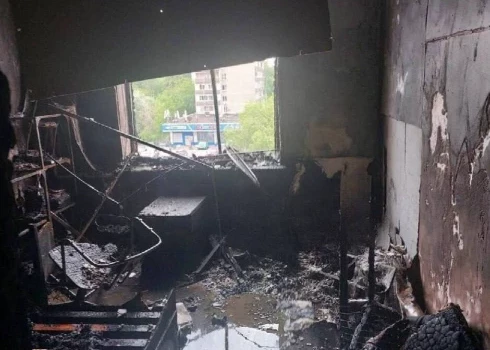 Nodegušais dzīvoklis pēc kaķu izraisītā ugunsgrēka nodzēšanas (ekrānuzņēmums no "Telegram")