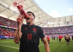 Uz divām spēlēm diskvalificēts Albānijas futbolists Mirlinds Daku, kurš aicināja fanus izkliegt serbiem un maķedoniešiem naidīgus saukļus