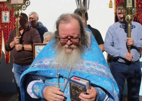 66-летний протоиерей Николай Котельников.