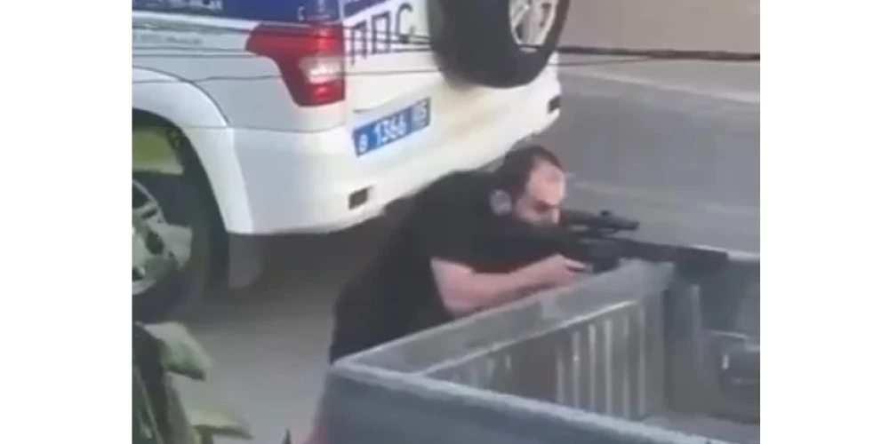 Нападавшие не скрывали лиц, но о их личностях официально ничего не сообщается.