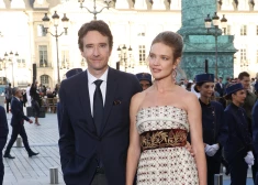 Редкий выход: Наталья Водянова пришла на показ в Париже вместе с мужем