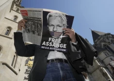 Asanžs ir brīvībā! "Wikileaks" dibinātājs atbrīvots no cietuma 