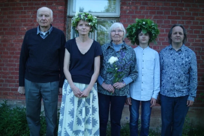 No kreisās: vectētiņš Māris, mammas māsa Gundega, vecmāmiņa Sniedze, Jānis un viņa tētis Kristaps. Fotografē mamma Rūta.