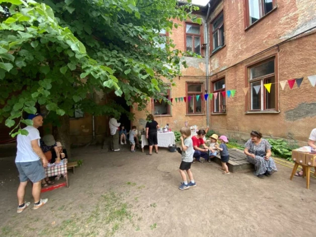 Tradicionālais Līgo svētku tirdziņš mājas pagalmā.