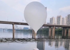 Ziemeļkoreja uz Dienvidkoreju turpina sūtīt ar atkritumiem piepildītus balonus
