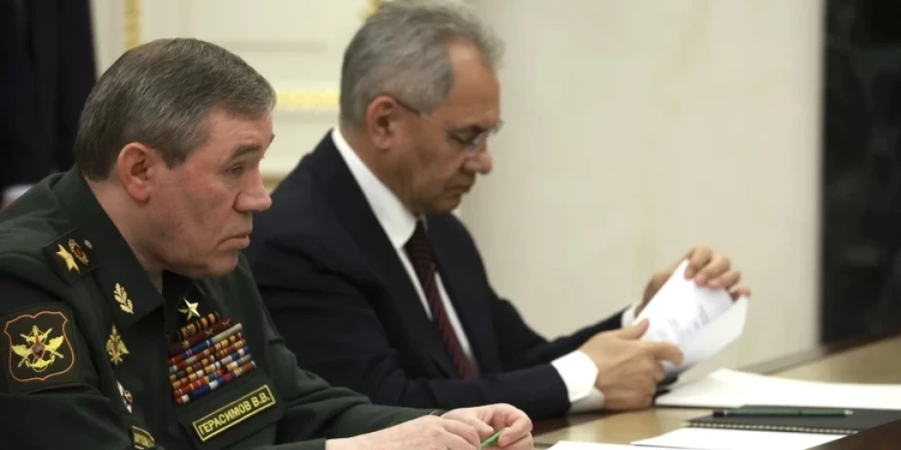 Valērijs Gerasimovs (pa kreisi) un  Sergejs Šoigu.
