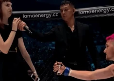 VIDEO: pēc zaudētas cīņas čehu MMA cīkstonis ringā lūdz draudzenes roku. Reakcija pārsteidza visus 20 tūkstošus skatītāju!