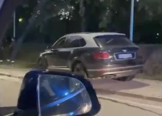 VIDEO: avārijā Siguldā sasists desmitiem tūkstošu vērts "Bentley Bentayga"