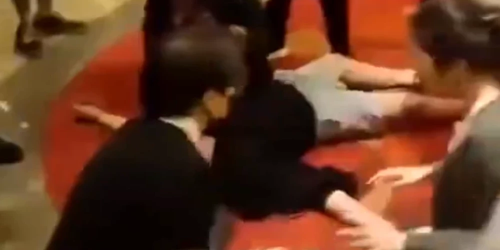 Drāma Singapūras kazino (ekrānuzņēmums no video)