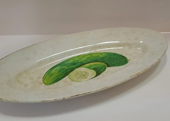 Gentoss Petraišs Liepājas muzejam dāvinājis pagājušā gadsimta divdesmitajos un trīsdesmitajos gados Rīgas Jessena un Kuzņecova porcelāna fabrikās darinātus traukus, kuri 20. gadsimta vidū lietoti liepājnieka ģimenē.