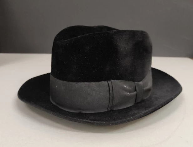 Pirms gada Liepājas muzejs no Marisa Bernāta dāvinājumā saņēma cepuri, kuras iekšpusē ir 20. gadsimta divdesmito gadu Liepājas veikala firmas zīme.