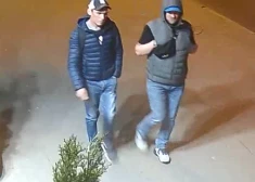 FOTO: Valsts policija meklē fotogrāfijās redzamos vīriešus, kuri, iespējams, saistīti ar laupīšanu grupā Rīgas centrā