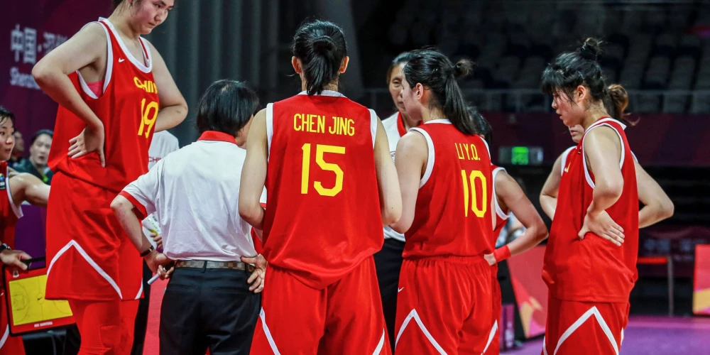 VIDEO: 17 gados 220 centimetri. Pasaules basketbolā atkal runā par ķīniešu brīnummeiteni