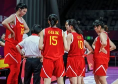 VIDEO: 17 gados 220 centimetri. Pasaules basketbolā atkal runā par ķīniešu brīnummeiteni