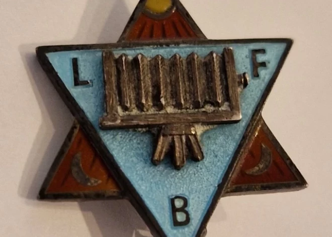 Latvijas Fotogrāfijas muzeja krājumā nonācis līdz šim vienīgā šobrīd zināmais pirmskara Latviešu fotogrāfiskās biedrības krūšu nozīmes eksemplārs.