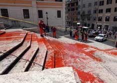 Ar sarkanu krāsu kā vardarbībā cietušo sieviešu asins simbolu Romā apķēpā Spāņu kāpnes