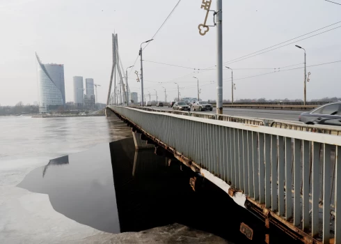 Заржавевший Вантовый мост.