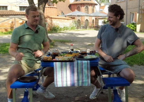 Video: no fritētām reņģēm līdz Āzijas virtuvei. Rihards Lepers ar Miku Indraši pusdieno Tukuma kafejnīcā "Pils"