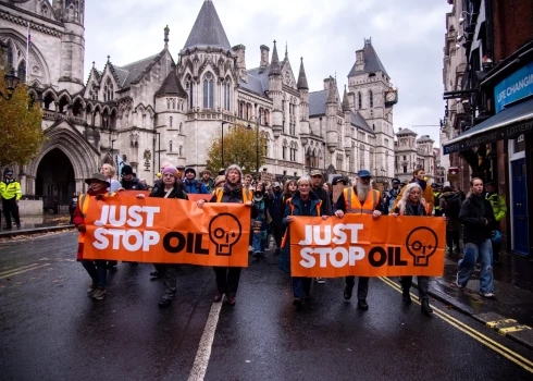 FOTO, VIDEO: “Just Stop Oil” spilgtākie izgājieni; ko viņi grib?
