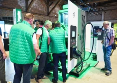 ФОТО: 20 минут и все! Выставка электроинноваций в Риге показала, как будем заряжать электромобили в будущем