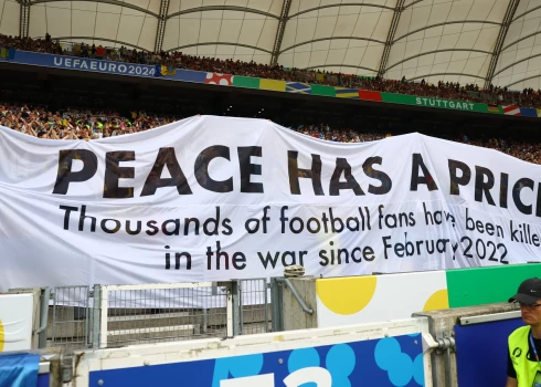 “Mieram ir cena!” Ukrainas futbola fani atgādina par kara izpostītajām dzīvēm